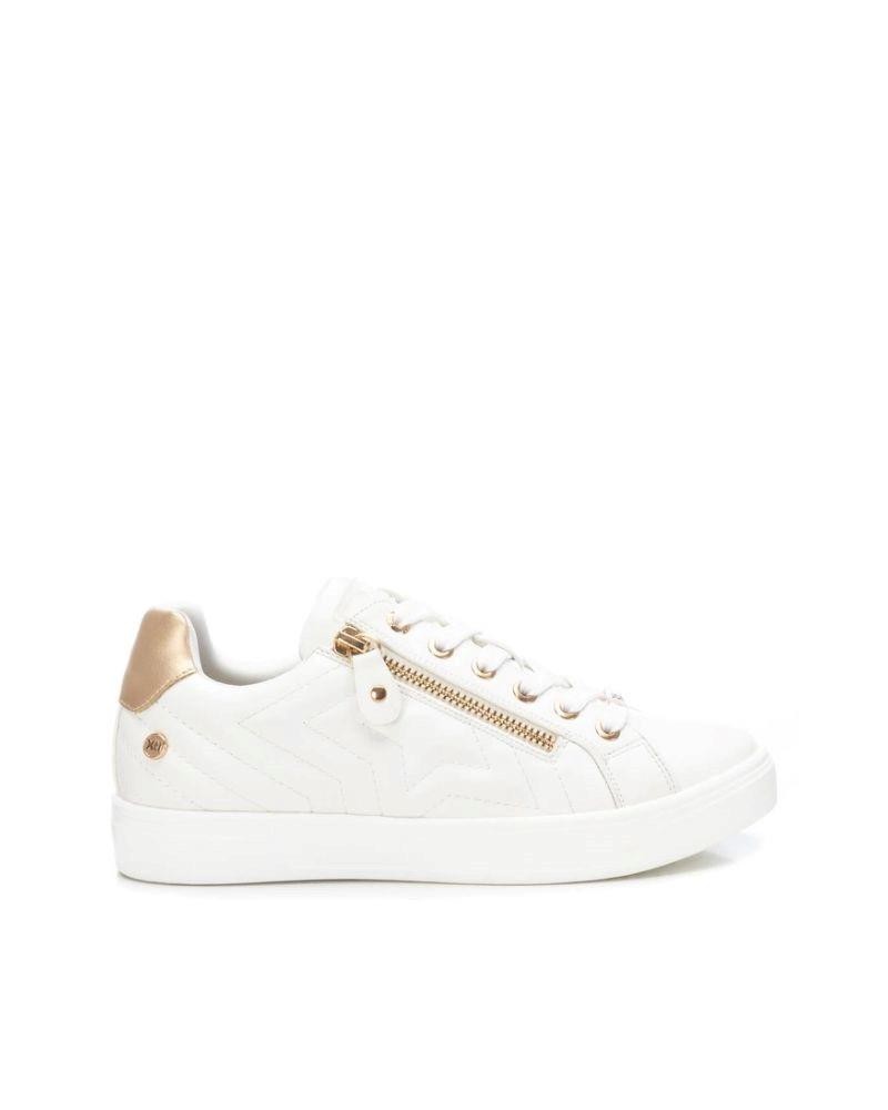 Zapatillas blancas de mujer XTI moda, look actual y casual