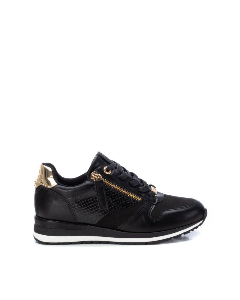 Zapatillas urbanas bajas negras XTI modernas, ideales para un look desenfadado