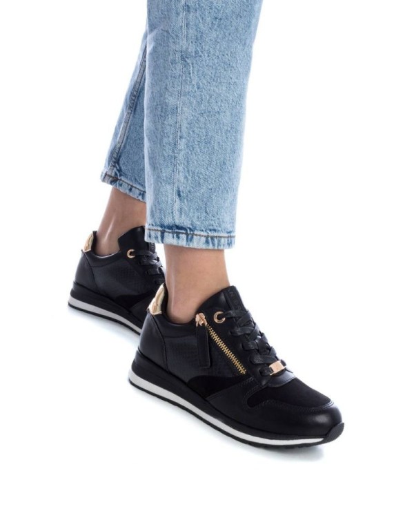 Zapatillas urbanas bajas negras XTI modernas