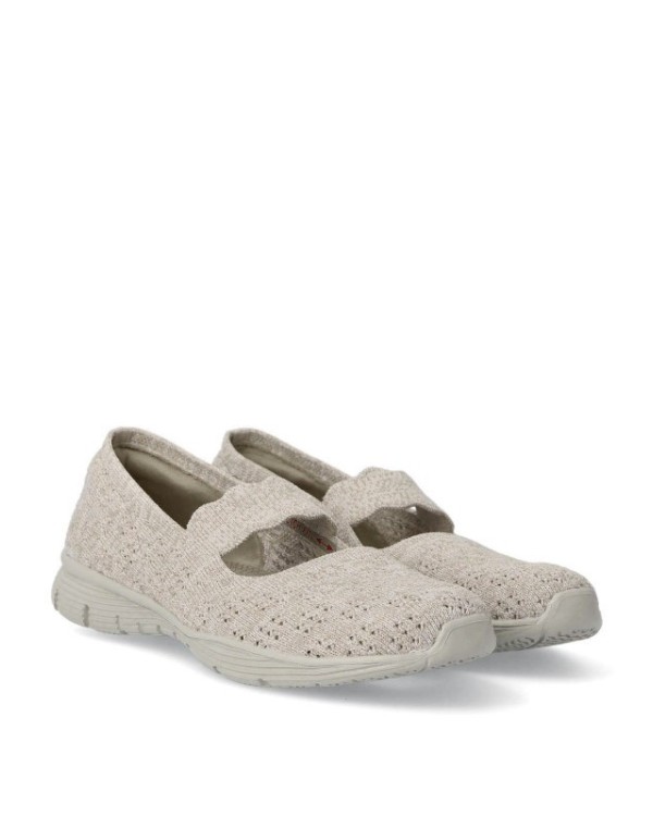 Calzado casual de mujer en color negro XTI, ideal para un estilo desenfadado