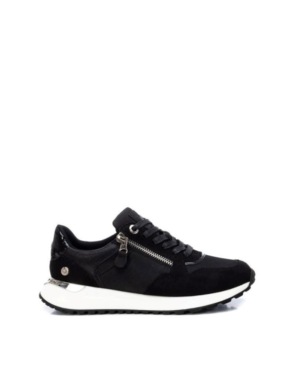 Zapatillas de mujer en color negro XTI, perfectas para un estilo casual y versátil