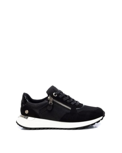 Zapatillas de mujer en color negro XTI, perfectas para un estilo casual y versátil