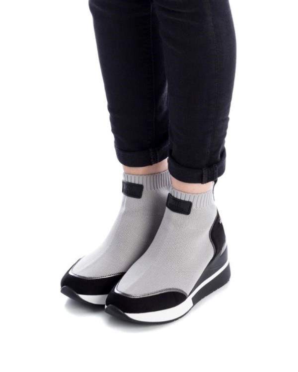 Sapatilhas Altas Mulher XTI Cinza 140054